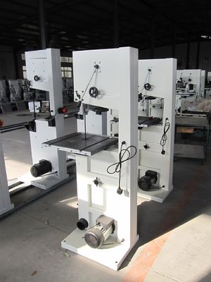 Ferramentas de funcionamento verticais personalizadas da madeira do estilo da máquina de corte da serra da faixa da cor