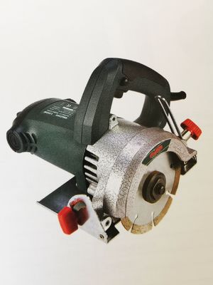 A interrupção elétrica utiliza ferramentas o cortador de mármore
