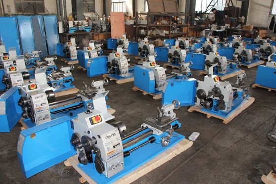 Vista a superfície cilíndrica de oposição da máquina 1500mm do torno do metal
